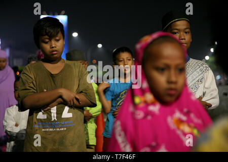 Jakarta, Indonésie. Le 05 mai, 2019. Les enfants prier tarawih solennellement sur le trottoir et l'accotement de la route dans la zone de marché, Gembrong Jatinegara, est de Jakarta, le Dimanche 05/05/2019. Widyo Rumpoko Crédit : Kuncoro/Pacific Press/Alamy Live News Banque D'Images