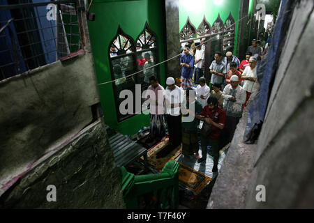 Jakarta, Indonésie. Le 05 mai, 2019. En raison de la petite taille de l'Miftahul Jannah mosquée qui est petit, il ne peut pas accueillir les résidents à effectuer les prières tarawih ensemble dans la mosquée. Widyo Rumpoko Crédit : Kuncoro/Pacific Press/Alamy Live News Banque D'Images