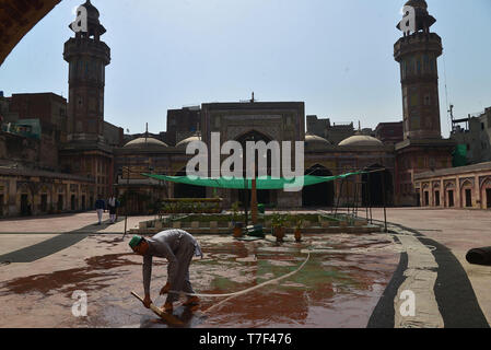 Travailleur pakistanais est occupé dans le nettoyage de l'ère Mughal historique mosquée Wazir Khan avant de Ramadan-ul-Moubarak est le neuvième mois du calendrier Islamique de Lahore sur Mai 05, 2019. Les musulmans du monde entier célèbrent le mois de Ramadan-ul-Moubarak, le mois le plus saint dans le calendrier islamique durant lequel les musulmans jeûnent de l'aube jusqu'au crépuscule. Les musulmans du monde entier se préparent pour le début du mois sacré du Ramadan-ul-Moubarak. du Ramadan-ul-Moubarak est le neuvième mois du calendrier islamique connu sous le calendrier hijri. C'est une période que les fidèles s'engagent une aube crépuscule fa Banque D'Images