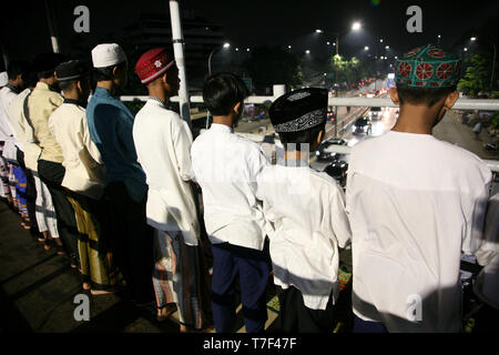 Jakarta, Indonésie. Le 05 mai, 2019. Les résidents s'acquitter de la prière tarawih à la passerelle pour piétons dans la zone de marché, Gembrong Jatinegara, est de Jakarta, le Dimanche 05/05/2019. Widyo Rumpoko Crédit : Kuncoro/Pacific Press/Alamy Live News Banque D'Images