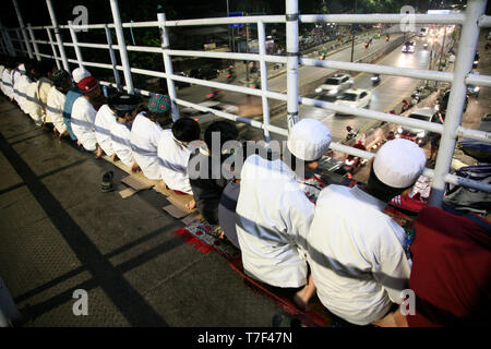 Jakarta, Indonésie. Le 05 mai, 2019. Les résidents s'acquitter de la prière tarawih à la passerelle pour piétons dans la zone de marché, Gembrong Jatinegara, est de Jakarta, le Dimanche 05/05/2019. Widyo Rumpoko Crédit : Kuncoro/Pacific Press/Alamy Live News Banque D'Images