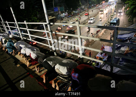 Jakarta, Indonésie. Le 05 mai, 2019. Les résidents d'effectuer la première prière de tarawih au croisement pont du Gembrong, zone de marché Jatinegara, est de Jakarta, le Dimanche 05/05/2019. Le gouvernement prévoit que 1 Ramadan 1440 Hijriah tombe le dimanche, Mai 5, 2019. Widyo Rumpoko Crédit : Kuncoro/Pacific Press/Alamy Live News Banque D'Images