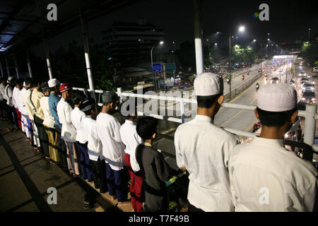 Jakarta, Indonésie. Le 05 mai, 2019. Les résidents d'effectuer la première prière de tarawih au croisement pont du Gembrong, zone de marché Jatinegara, est de Jakarta, le Dimanche 05/05/2019. Le gouvernement prévoit que 1 Ramadan 1440 Hijriah tombe le dimanche, Mai 5, 2019. Widyo Rumpoko Crédit : Kuncoro/Pacific Press/Alamy Live News Banque D'Images