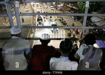 Jakarta, Indonésie. Le 05 mai, 2019. Les résidents ont été forcés d'assister à la prière tarawih au croisement pont dans la zone de marché, Gembrong Jatinegara, est de Jakarta, le Dimanche 05/05/2019. Widyo Rumpoko Crédit : Kuncoro/Pacific Press/Alamy Live News Banque D'Images