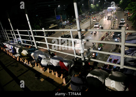 Jakarta, Indonésie. Le 05 mai, 2019. Les résidents d'effectuer la première prière de tarawih au croisement pont du Gembrong, zone de marché Jatinegara, est de Jakarta, le Dimanche 05/05/2019. Le gouvernement prévoit que 1 Ramadan 1440 Hijriah tombe le dimanche, Mai 5, 2019. Widyo Rumpoko Crédit : Kuncoro/Pacific Press/Alamy Live News Banque D'Images