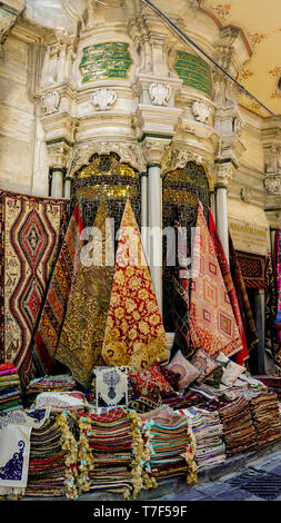 Stand de la tapisserie dans le grand bazar Istanbul Turquie Banque D'Images