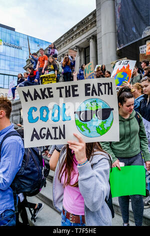 Climat Sustainabiliteens grève. Les élèves de l'école skip to et de protestation de l'absence d'action sur le changement climatique, Vancouver Art Gallery, Vancouver, British Columb Banque D'Images