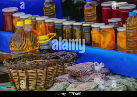 Marché de producteurs à Bursa Turquie pickles maison vente huile d'olive herbes vue rapprochée Banque D'Images