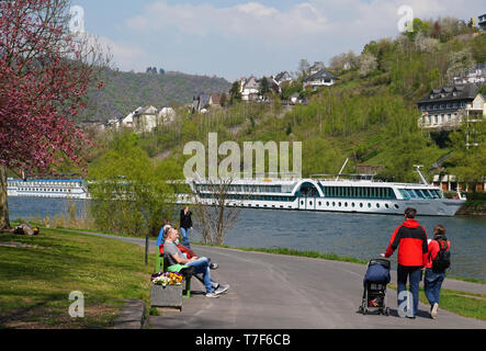 Moselle les navires de croisière de la Couronne suisse, à gauche, et Amadeus Symphony, à droite, amarré dans la ville de Cochem, Allemagne. Banque D'Images