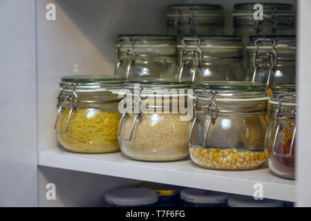 Les légumineuses jars dans le tiroir de la cuisine organisé parfaitement vue rapprochée Banque D'Images