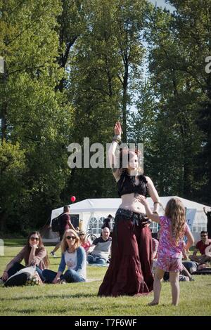 Une jeune fille imite une danseuse du ventre qui se produiront au festival multiculturel de la Maslenitsa à Eugene, Oregon, USA. Banque D'Images