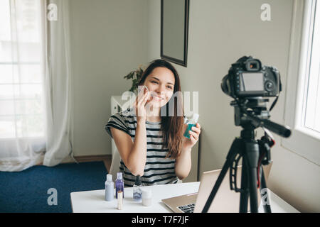 Un blogger ou blogueur vidéo raconte et montre comment les abonnés de faire un miroir. Banque D'Images