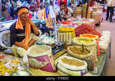 Étals d'épices et de piment dans un marché intérieur local à Shahpura, une ville dans le district de Dindori dans le centre de l'État indien de Madhya Pradesh Banque D'Images