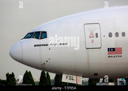 Voler un Boeing 777-300 ER Mondial à Hazrat Shahjalal de l'Aéroport International Hazrat Shahjalal de Dhaka, Bangladesh. Banque D'Images