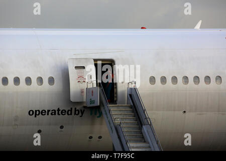 Voler un Boeing 777-300 ER Mondial à Hazrat Shahjalal de l'Aéroport International Hazrat Shahjalal de Dhaka, Bangladesh. Banque D'Images