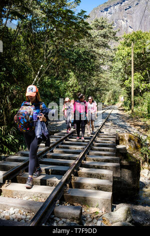 Backpackers marcher sur le chemin de fer jusqu'à Aguas Calientes et Machu Picchu, Pérou Banque D'Images