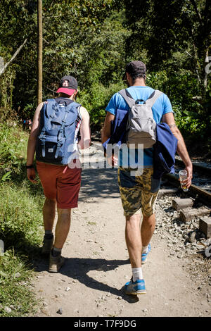 Backpackers marcher sur le chemin de fer jusqu'à Aguas Calientes et Machu Picchu, Pérou Banque D'Images