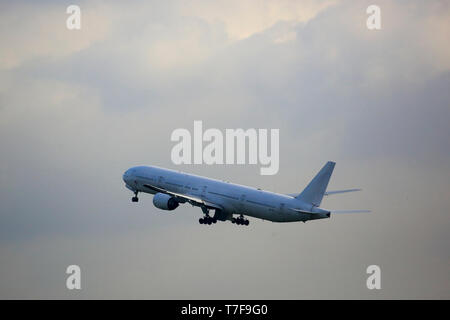 La partie avant de voler un Boeing 777-300 ER mondial juste après son décollage de Hazrat Shahjalal de l'Aéroport International Hazrat Shahjalal de Dhaka, Bangla Banque D'Images