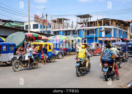 Vie quotidienne au Mercado Modelo à Puerto Maldonado, Amazonie, Pérou Banque D'Images