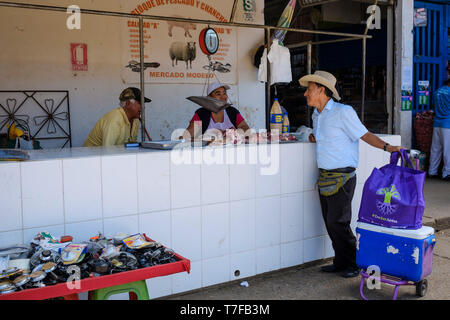 Vie quotidienne au Mercado Modelo à Puerto Maldonado, Amazonie, Pérou Banque D'Images