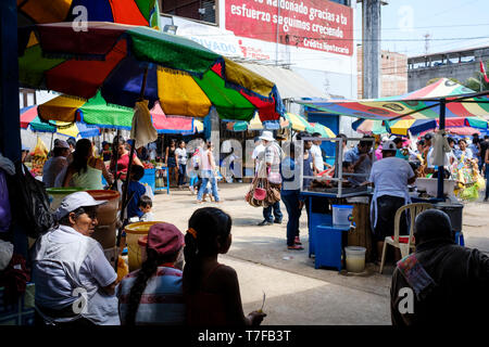 Vie quotidienne au Mercado Modelo à Puerto Maldonado, Amazonie, Pérou Banque D'Images