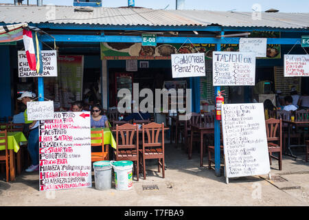 Le restaurant de l'alimentation locale à Puerto Maldonado, Amazonie, Pérou Banque D'Images