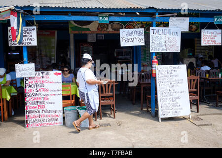 Le restaurant de l'alimentation locale à Puerto Maldonado, Amazonie, Pérou Banque D'Images