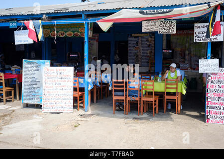 Le restaurant de l'alimentation locale à Puerto Maldonado, Amazonie, Pérou Banque D'Images