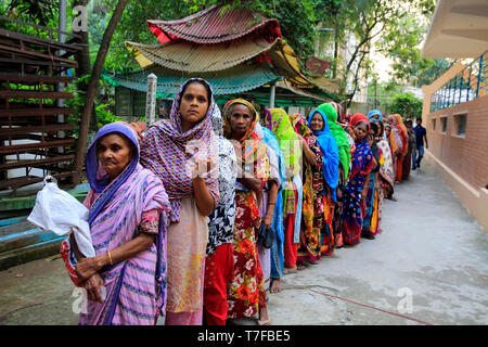 Les femmes musulmanes pauvres dans une file d'attente si l'avant de l'Dharmarajik Vihara bouddhiste à Dhaka pour l'iftar (repas pour le jeûne). Moines bouddhistes à Dharmarajik Vi Banque D'Images