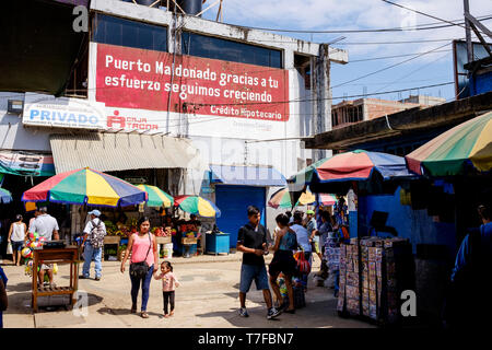 Vie quotidienne au Mercado Modelo à Puerto Maldonado, Amazonie, Pérou Banque D'Images