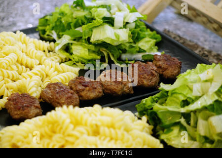 Les boulettes de viande et les pâtes dans le plat de macaroni close up Banque D'Images