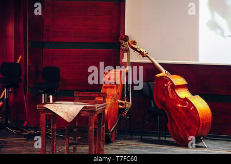 Deux violons sur la scène avant l'exécution par Banque D'Images