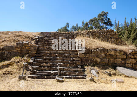 Des escaliers à place principale du site archéologique de Chavín de Huántar au Pérou Banque D'Images