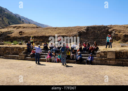 Visite guidée sur la place principale du site archéologique de Chavín de Huántar au Pérou Banque D'Images