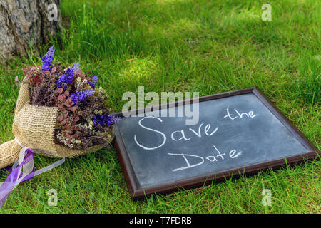 Cadre Tableau bouquet mariée de clivage et de l'organisation save the date Banque D'Images