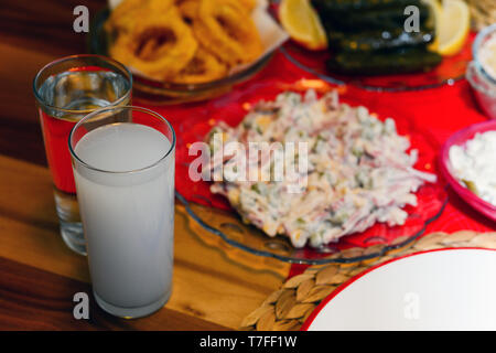 Raki turc et un assortiment de hors-d'oeuvre sur fond de bois Banque D'Images