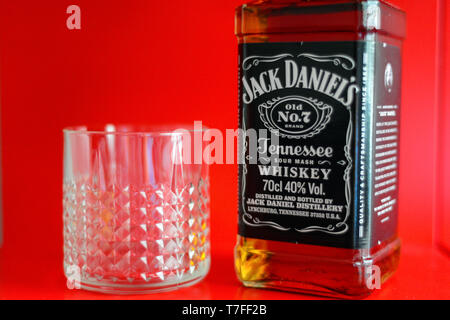 29 octobre 2015, Paris, France. Jack Daniels Whiskey et verre sur fond rouge Banque D'Images