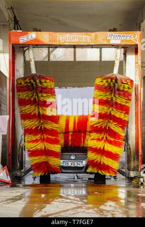 Machine automatique de lavage de voiture sur la route Banque D'Images