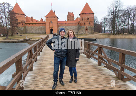 Jeune couple posant sur le pont à l'île de Trakai Castle Banque D'Images