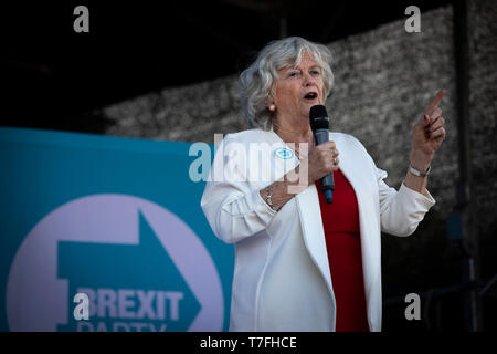 L'ancien gouvernement conservateur ministre Ann Widdecombe parlant sur scène à un Brexit événement parti à Chester, Cheshire. Le discours principal a été prononcé par le chef du parti Brexit Nigel Farage, député européen. L'événement a réuni environ 300 personnes et a été l'un des premiers depuis la formation de la partie Brexit par Nigel Farage au printemps 2019. Banque D'Images