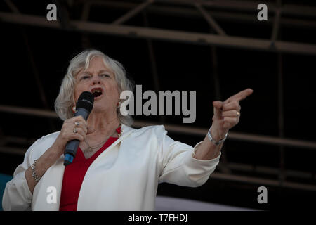 L'ancien gouvernement conservateur ministre Ann Widdecombe parlant sur scène à un Brexit événement parti à Chester, Cheshire. Le discours principal a été prononcé par le chef du parti Brexit Nigel Farage, député européen. L'événement a réuni environ 300 personnes et a été l'un des premiers depuis la formation de la partie Brexit par Nigel Farage au printemps 2019. Banque D'Images