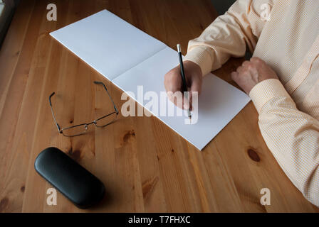 L'homme travaillant au bureau. La main des hommes avec le stylo close up. Concept de l'éducation, la recherche, le développement, l'enseignement, d'encadrement, de l'étude, l'examen. Banque D'Images