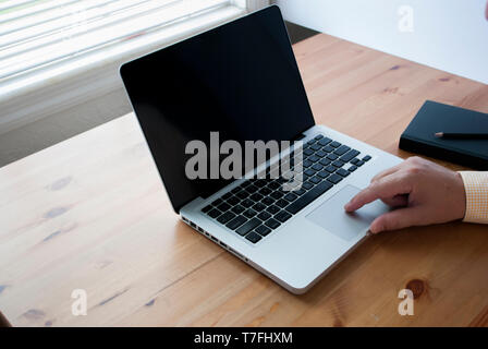 L'homme travaillant au bureau. La main des hommes avec le stylo close up. Concept de l'éducation, la recherche, le développement, l'enseignement, d'encadrement, de l'étude, l'examen. Banque D'Images