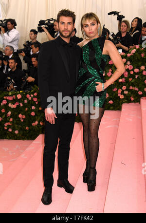 Miley Cyrus et Liam Hemsworth fréquentant le Metropolitan Museum of Art Costume Institute Gala-bénéfice 2019 à New York, USA. Banque D'Images