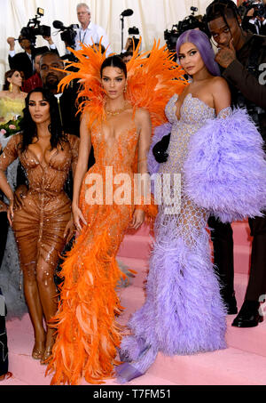 (De gauche à droite) Kim Kardashian-West, Kanye West, Kendall Jenner, Kylie Jenner et Travis Scott assistant à la Metropolitan Museum of Art Costume Institute Gala-bénéfice 2019 à New York, USA. Banque D'Images