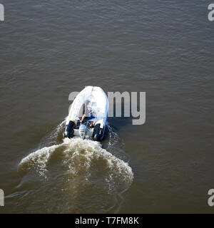 Un bateau à moteur driver photographié sur l'Elbe près de Magdeburg d'un pont Banque D'Images