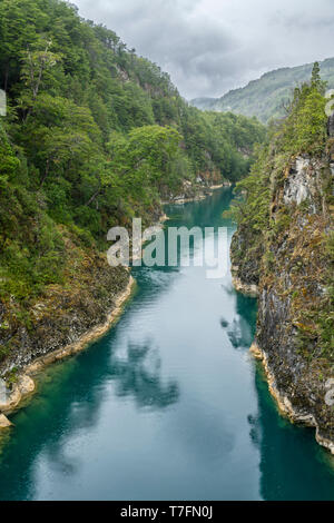 Un paysage extraordinaire à Patagonie chilienne, au nord de la rivière Puelo se déplace autour de la gorge étroite avec ses eaux turquoises sur un environnement idyllique Banque D'Images