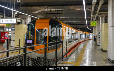 Osaka, Japon - Apr 10, 2019. L'arrêt de train à la gare d'Osaka, au Japon. Les trains sont un moyen très pratique pour les visiteurs de voyager à travers le Japon. Banque D'Images