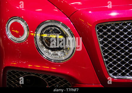 2019 Shanghai Auto Show rouge Bentley Bentyga phare vue rapprochée Banque D'Images