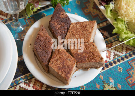 Cake maison en baklava formulaire . Baklava baklava turque sur une plaque sur une plaque . Banque D'Images